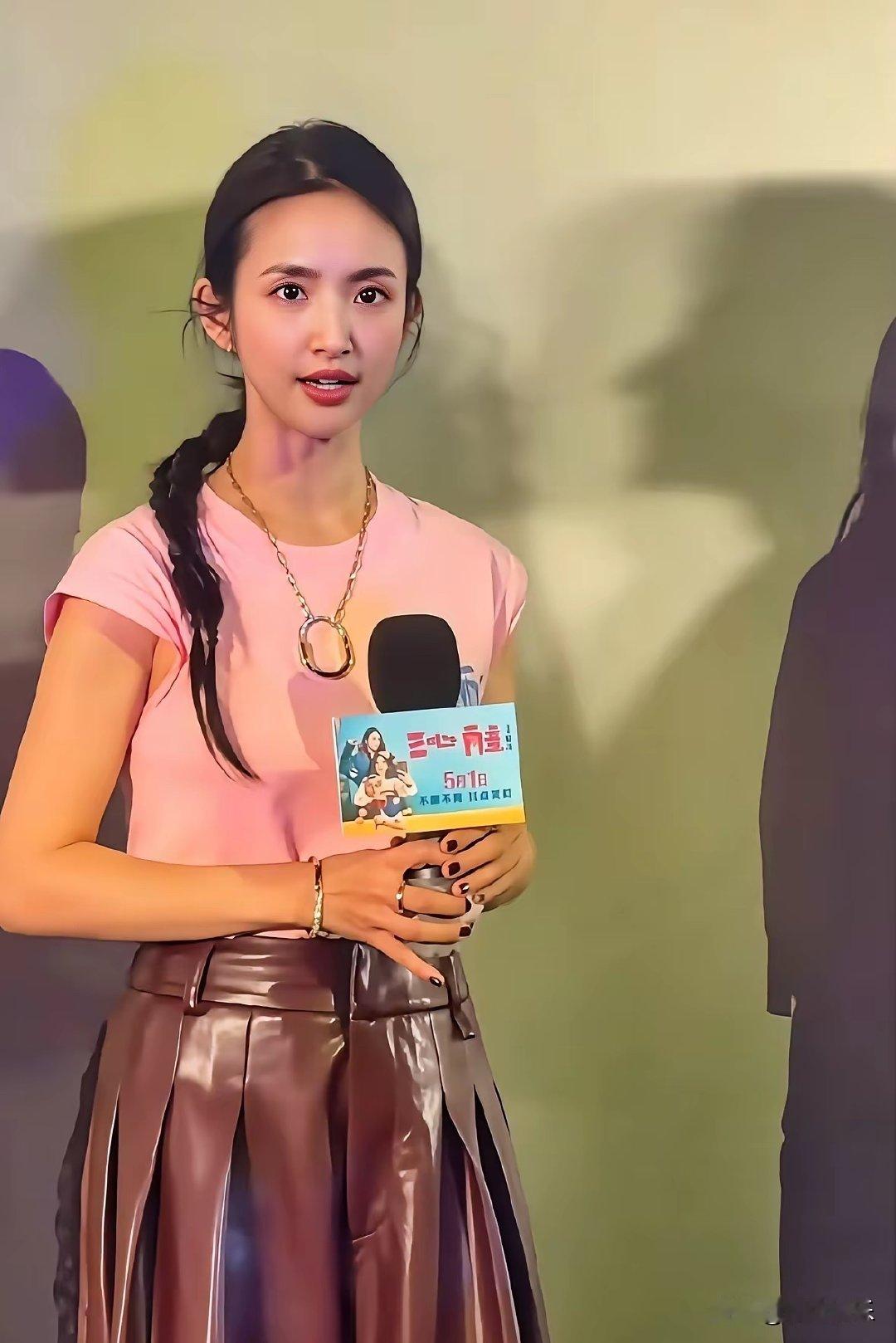 ​林依晨现身线下宣传活动，今年已经44岁，还是两个孩子的妈妈，模样居然一点都没怎么变。
简单一条麻花长辫子，粉色短袖上衣搭配棕色皮质长裙，最吸睛的就是她的脖子，修长纤细，整个人体态挺拔。 ​