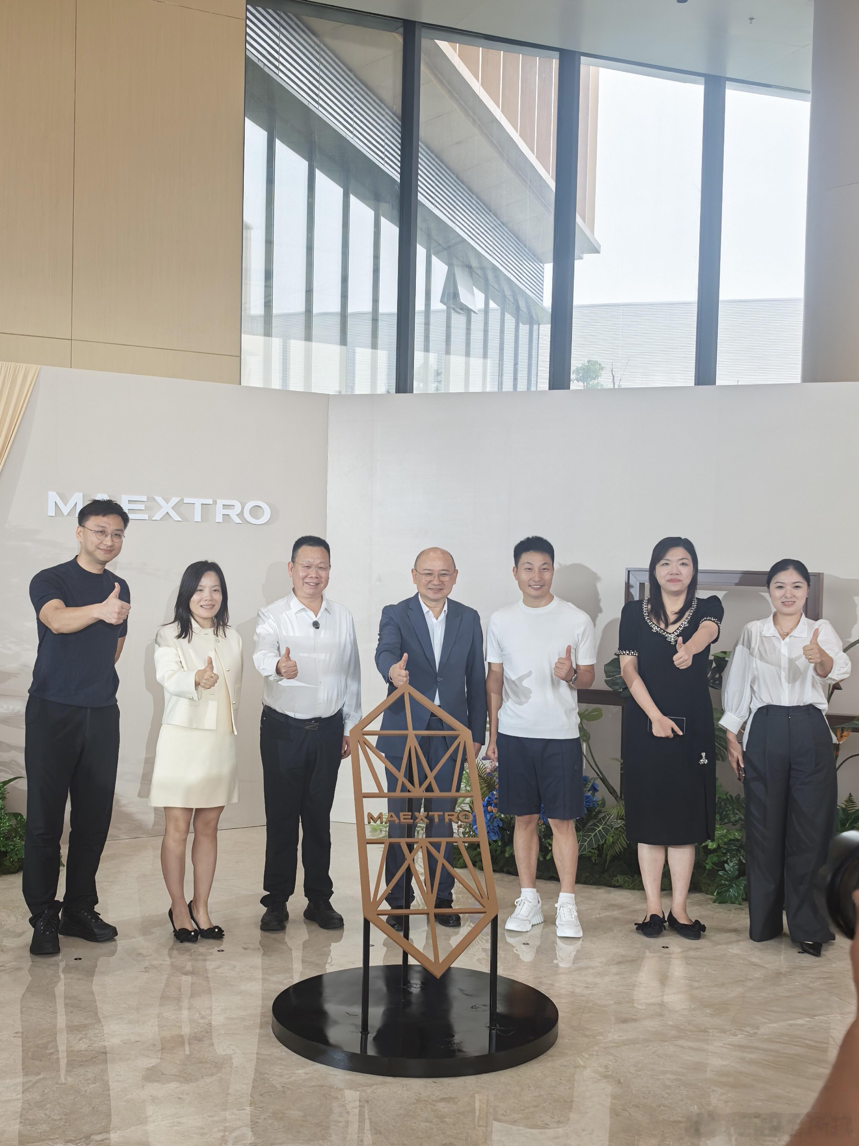 #江淮表示坚定与华为聚力造好车# 今天下午，江淮项兴初总，在尊界S800典藏大观与尊界V800安徽首批交付仪式上，确实很郑重表态:会继续坚定的和华为做好车、卖好车、服务好车。

这也算是昨天#赛力斯主导问界经营# 后，第一家车企就鸿蒙智行合作问题，公开表态。

确实，尊界在60万以上新能源市场，具有 ​
