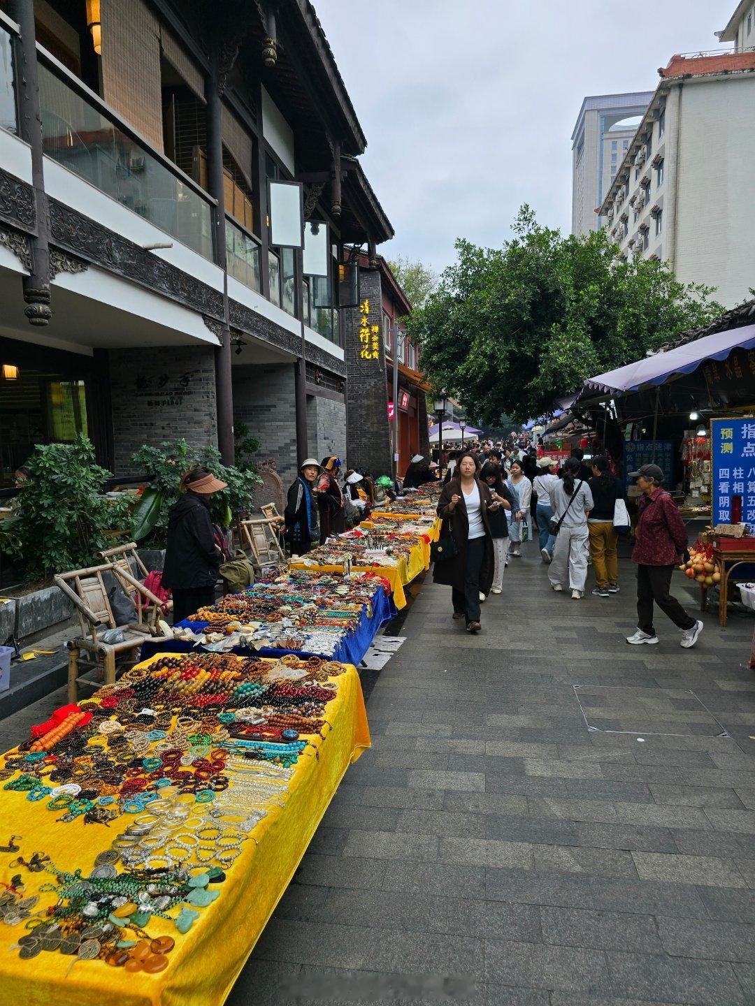 好歹也要感受一下假期的成都旅游氛围，逛了一下文殊院，粗略感觉：在红墙拍照的排大队，为了出片愿意等；采耳店空无一人，师傅们咋挣钱呢。买彩票扎堆，尤其是即开兑奖的刮刮乐；卖手串的摊位前，连过问的都没有，生意萧条。穿古装，搞互动游戏的多；吃火锅的也不少，大多是点的套餐，价格并不贵，人均四五十。国庆节 成都·文殊坊