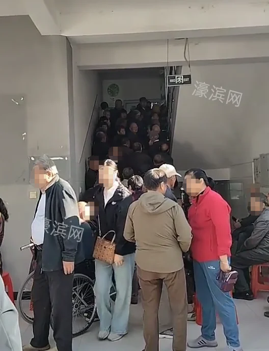 太危险！南通一群老人全挤在楼梯间！