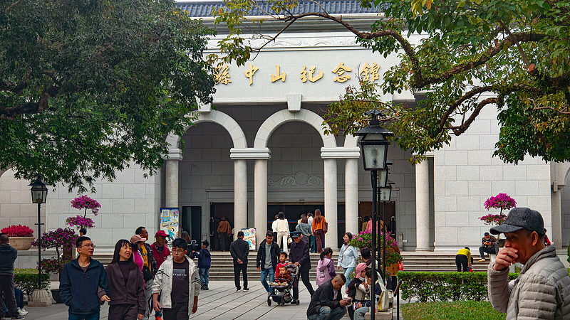 如今的中山市这个名称与孙中山先生密切相关。孙中山先生的名字叫孙文，而后他又化名“中山樵”，所以后来中山便成了他的名字。孙中山先生出生于广东香山县，1925年4月中山先生逝世后，为纪念先生，同年5月将香山县改为中山县，之后又升格为地级市。