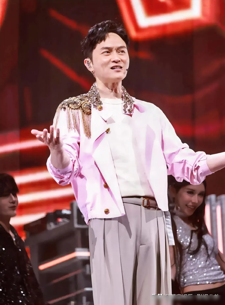 张智霖在节目里自曝被袁咏仪软禁，话还没落地，容祖儿和蔡卓妍直接起哄喊她来了。袁咏仪提着棍子走过来，张智霖光速跪地，张嘴就是主人对不起。
这反应速度，比武打戏还利索。
俩人恋爱是袁咏仪主动的，车里一吻定情，往后三十年张智霖就没翻过身。泡温泉他嘴欠说后期会打码，转头就得挨收拾。陈小春在旁边听着军事化