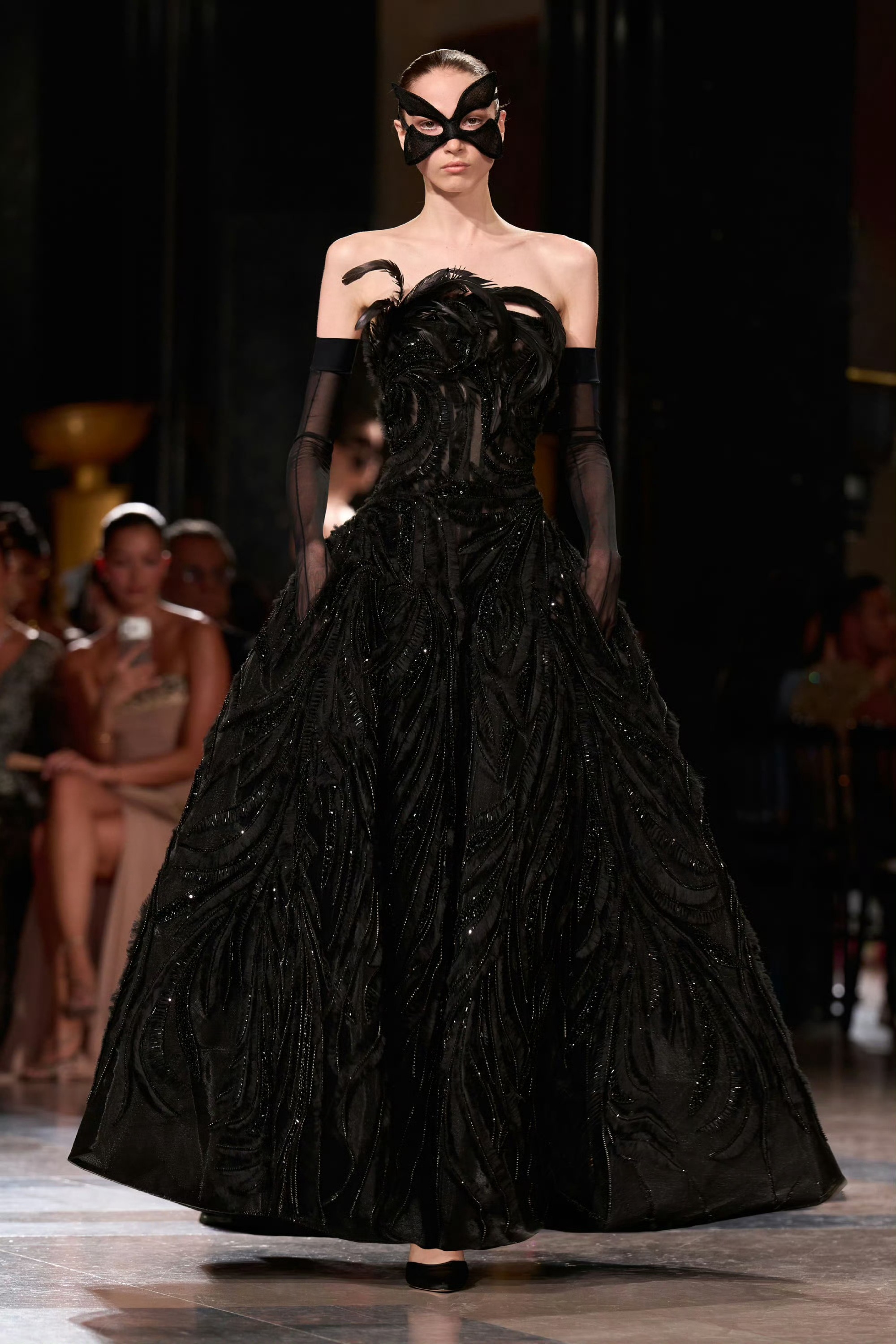 关晓彤亮相#飞天奖红毯#造型大片发布，身穿Elie Saab 2026秋冬高定，带来最新季ES 高定国内首穿曝光，Fred 珠宝和OMEGA 腕表双奢加持，化身海边优雅黑天鹅，晓彤携手第13套ES 高定登场。#关晓彤ES高定国内首穿# ​