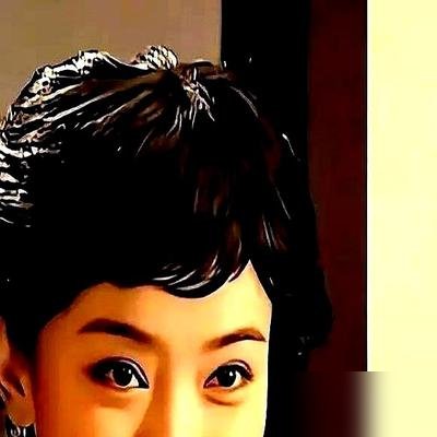 孙红雷把姚晨按墙上那场戏，不是演的，是真急了。
俩人开拍前刚吵完一架，火气没消，导演喊开始，情绪全顶到嗓子眼。孙红雷一巴掌拍墙上，姚晨眼眶通红，台词都是吼出来的。一条过，一刀没剪。后来姚晨说，当时腿都在抖，不是怕，是那股劲儿根本压不住。
你再看看现在，镜头前念一二三四五六七，眼神空得能跑马。导演