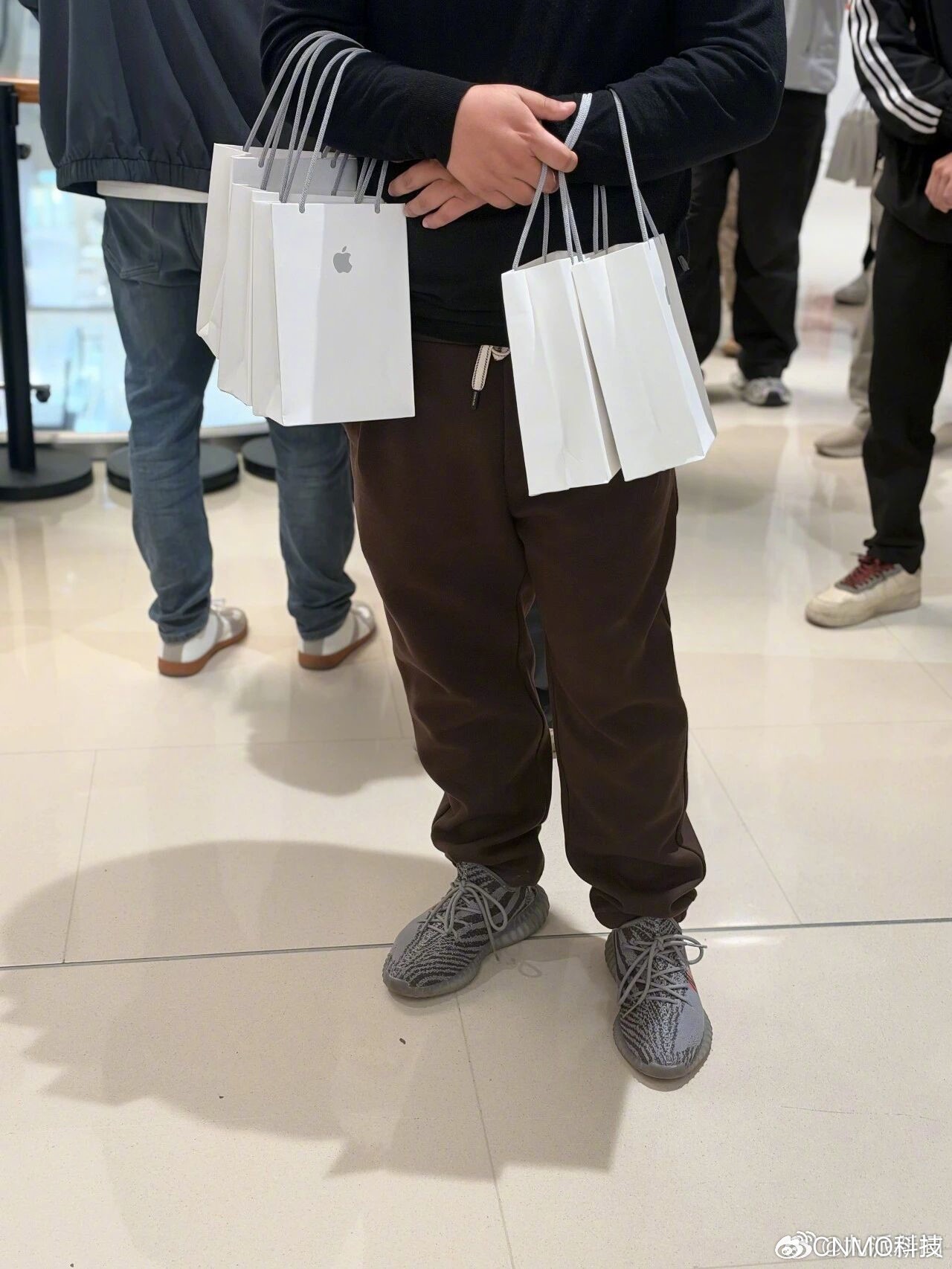 【#有商家带100万现场收货iPhone Duo#】10月23日，苹果首款折叠屏手机iPhone Duo正式发售。据“大河报”报道，郑州二七万象城苹果直营店开门前，首批提货消费者已经排起长队。与此同时，部分手机商家和转售人员也在现场收购新机，甚至有商家带100万元现场收货。但随着交易推进，首发溢价持续下降。

据 ​
