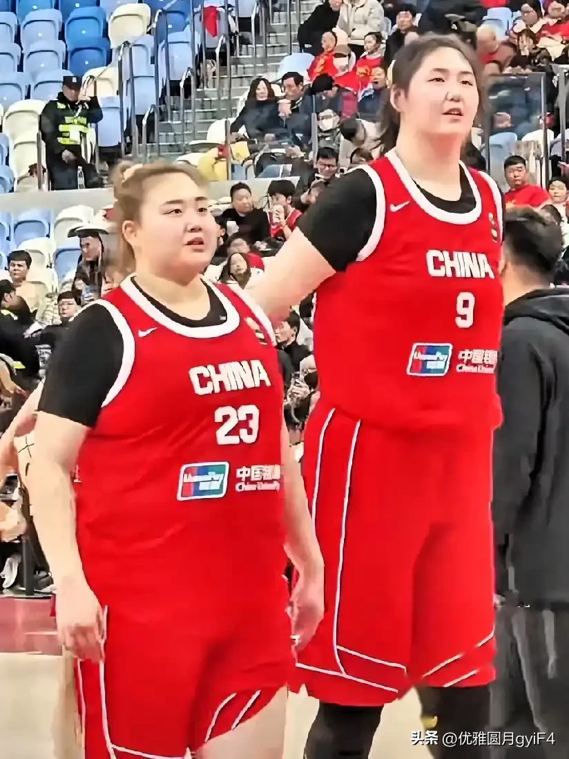 亚运会女篮首战打泰国，111比46，这比分看着就跟玩儿一样。可大家伙儿盯着直播，心里头都犯嘀咕：张子宇呢？这“小巨人”怎么从头到尾坐在替补席上，一分钟都没露脸？

不少人都在问，是不是宫指导把人雪藏了？其实真没那么复杂。

我觉得这纯粹是教练组的精明算计。泰国队那身高，内线跟咱们根本不是一个量级的，