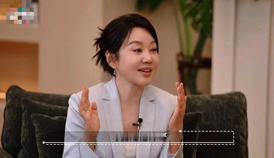 我刷到这段访谈直接笑到拍桌子，平时在荧幕上把中年女性活得通透的闫妮，私下反差感直接拉满。
其一，前几天有人给她介绍50多岁的相亲对象，她第一反应脱口而出太老了，下一秒突然卡壳，才反应过来自己也55了，当场笑到直不起腰。这哪是女明星，完全是咱们身边嘴硬的中年闺蜜，年龄的雷达永远只对别人生效。
其二，她