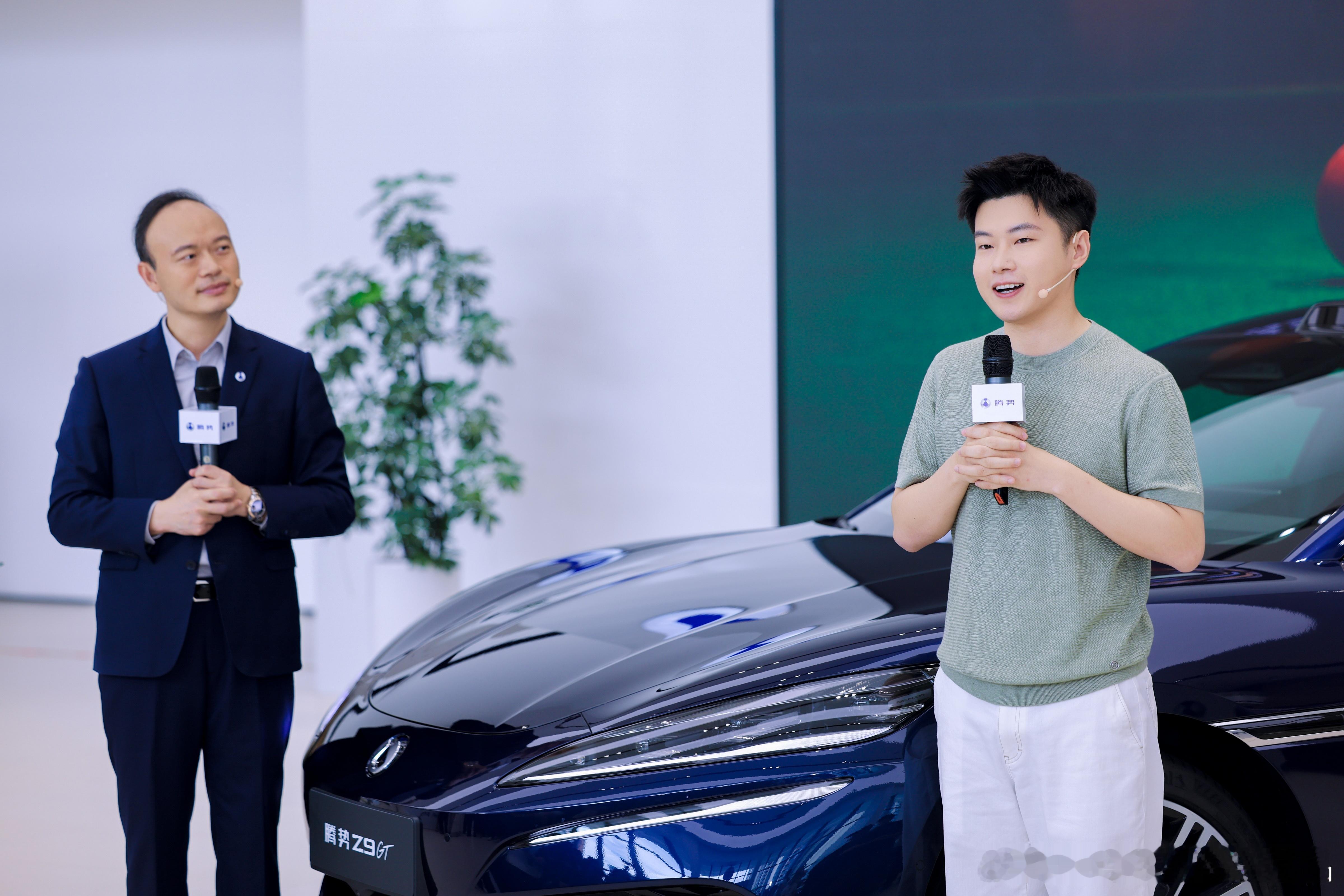 丁俊晖之后，赵心童扛起中国斯诺克新旗帜
赵心童成功登顶斯诺克排名世界第一，书写中国斯诺克崭新一页。8月18日，“胜势在握 一路童行”交付活动顺利举办，赵心童喜提全新腾势Z9GT，此前长期将该车用作往返赛场的通勤座驾。斯诺克对走位、局势判断的高要求，与腾势Z9GT追求精准驾控的内核相互呼应。新 ​