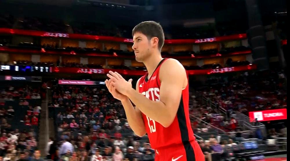 火箭队的探花秀谢泼德彻底投疯了。    这个身高一米八八的后卫在场上外...