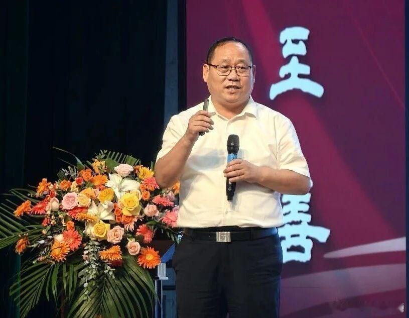 AI赋能教育革新共探融合新路径——图灵机器人联合创始人郭家与新学道灵石致诚学校马海兵校长在北京新学道第十一届暑期教师培训作主题报告
    8月10日，在北京新学道教育集团（简称“新学道”）第十一届暑期教师培训中，图灵机器人联合创始人郭家先生与北京新学道灵石致诚学校马海兵校长共同带来《AI赋 ​