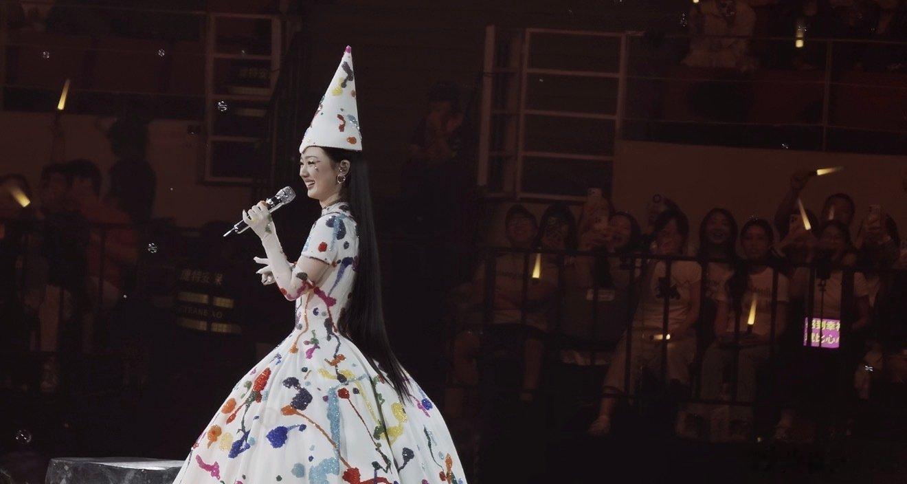 #单依纯用四川话叫粉丝名##单依纯用四川话叫粉丝名太好笑了# ​