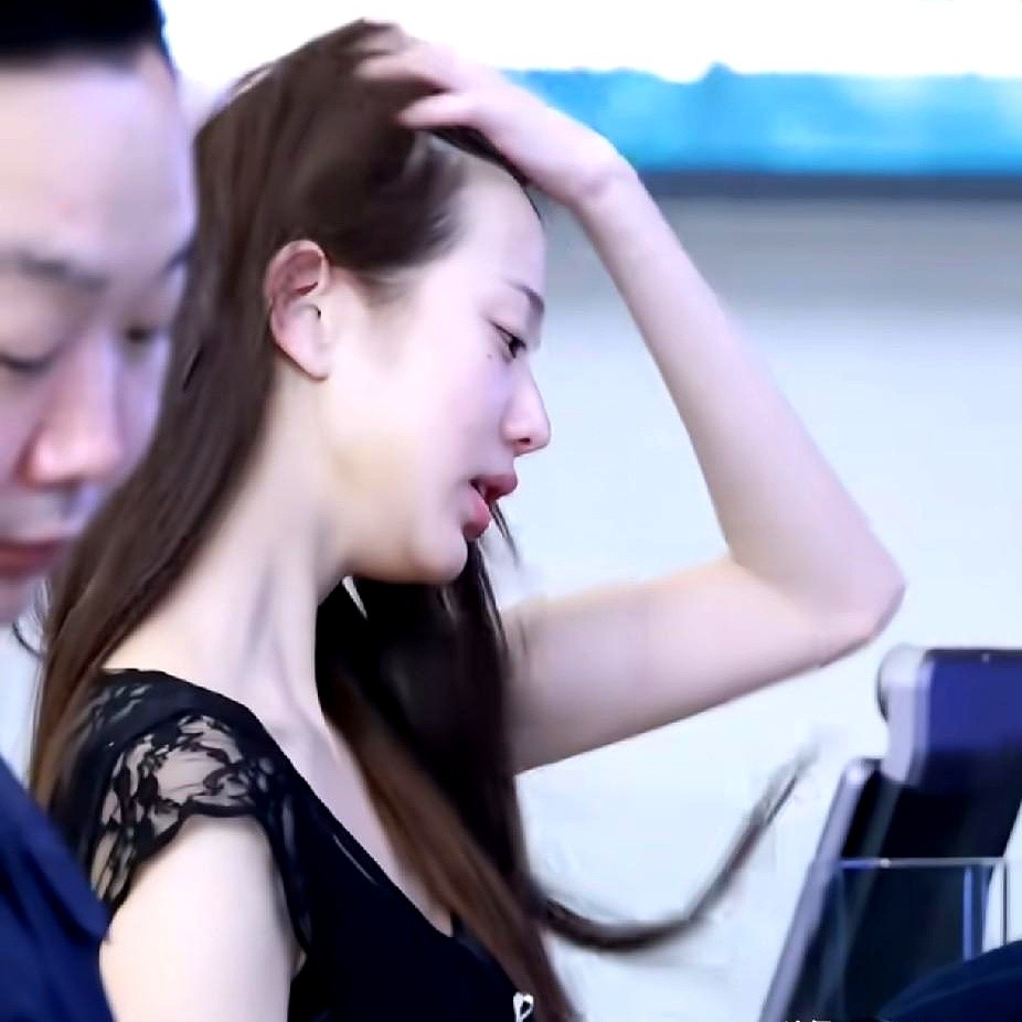 韩国顶流女爱豆低头那一瞬，下颌线没了，双下巴直接挤了出来。

这几组机场生图一出来，眼尖的网友立刻截了图。舞台上那个精致到头发丝的张元英，顶着纯素颜现身，一低头，下巴堆起一截软肉，原本凌厉的下巴轮廓瞬间破功。

但视线往下移，她还是那副四肢纤细的单薄骨架。拉近镜头再看这张脸，没了浓妆和打光，皮肤底子