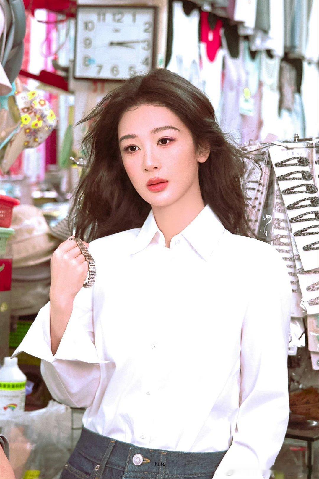 #杨紫[超话]##杨紫董竹君#  yz #杨紫玉兰花开君再来#

我困于平凡日常，远远追随一束专属光亮。
​


【杨紫白菊｜杨紫头像｜杨紫董竹君｜杨紫图片｜电影猎毒杨紫｜杨紫骆佳】 ​