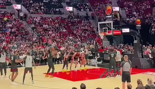 杨瀚森与克林根的对抗       北京时间10月5日，开拓者组织了一场...