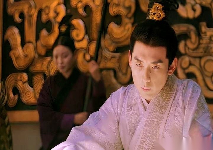 曹魏当年交接江山，魏明帝曹睿宁可把皇位过继给叔叔曹彰的孙子曹芳，也不传给亲爹曹丕一脉的后人，很多人总琢磨是不是父子反目，其实底下是一件极现实的尴尬事：曹睿病危撒手的时候，曹丕名下根本找不出一个还活着的亲孙子。
曹睿自己的几个亲生儿子全早夭了，他虽然对父亲曹丕心存不满，但还不至于恨到故意去便宜叔叔家，