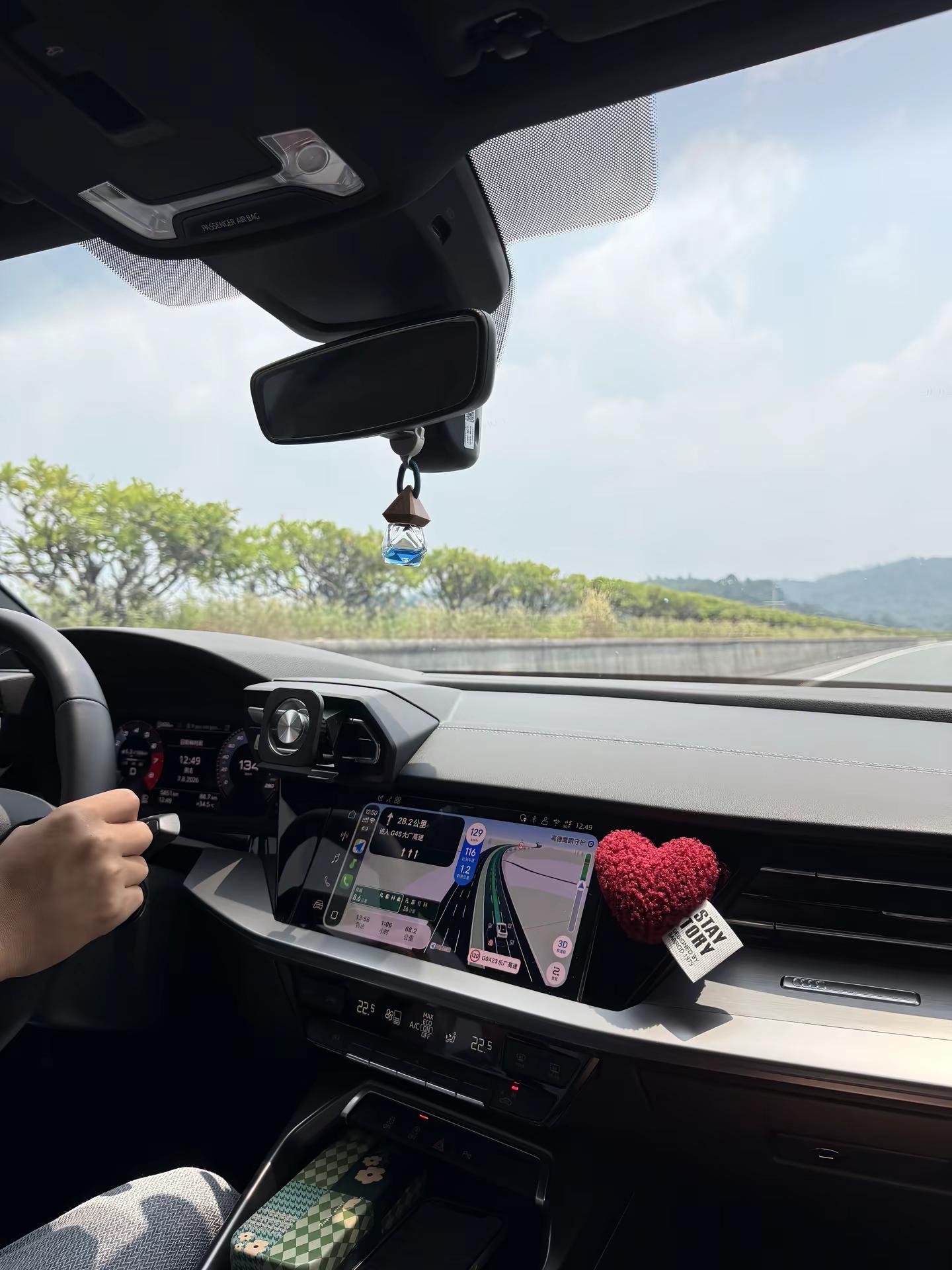 小不是你的缺点 是我选择你的理由。有人嫌它空间不大，但我偏爱这份灵活。好开好停，早晚高峰在城市穿梭游刃有余，油耗低，养车压力小，这就是我选奥迪A3L的原因。奥迪A3L