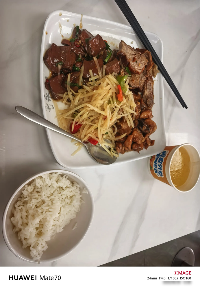 决胜局落后，他掏杆就是一杆117分，直接送墨菲回家。这是吴宜泽第三次把墨菲按在地上摩擦。
10月2号那场球，吴宜泽两杆破百，两杆50+，5比4，一点没给老将留面子。接下来他打特鲁姆普，小特之前放过话，说他技术配不上排名。
另一场半决赛是袁思俊打J罗。袁思俊1比2落后连扳四局进的四强，两杆破百，其