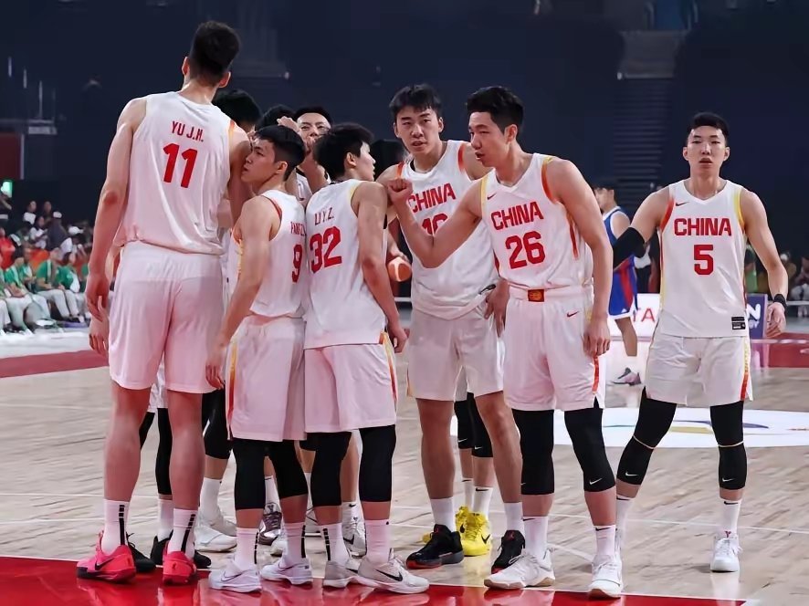 #中国男篮半决赛战日本##中国男篮VS日本男篮#
🏀亚运男篮半决赛对阵全部出炉！9月18日，中国男篮迎战日本男篮；另一边韩国将和伊朗厮杀，两张决赛门票就此决出。
 
刚经历八强战和沙特的苦战，球队也提前体会到淘汰赛的残酷。日本虽然并非世界杯完整主力班底，但小快灵打法依旧难缠，外线投射、转换 ​