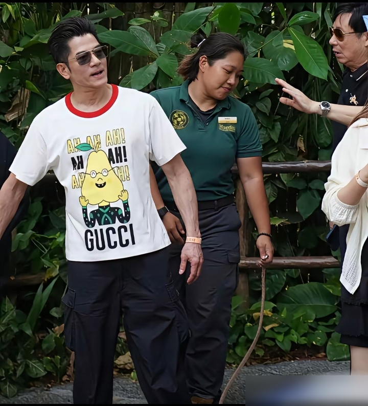 60岁的郭富城，穿着卡通T恤逛动物园，旁边小2岁的岳父看了都得沉默。
在新加坡被偶遇，一身宽松卡通衫配休闲裤，牵着方媛的手，松弛感拉满。
网友扒出这还不是舞台装，就是私下带娃的打扮，愣是把度假穿出了街拍感。
最绝的是，媒体翻出岳父只比他小两岁，站一起像两代人。
不是岳父老得快，是郭富城这状态