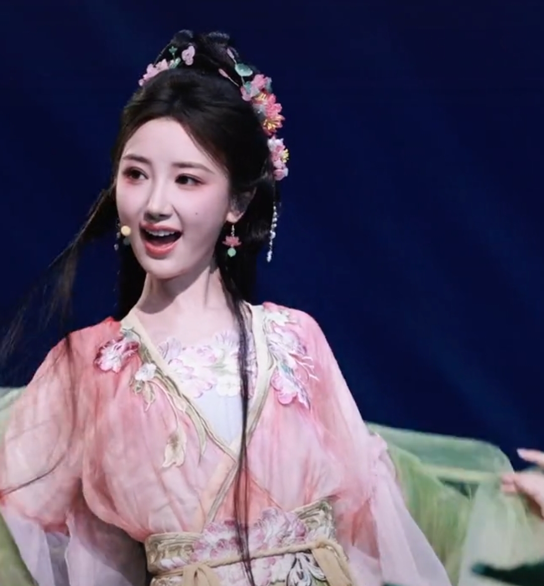 毛晓彤还是很灵动不愧甜妹这称号，古装装扮实在太美了，真是好看，古灵精怪的，跳舞这么好，演戏也好，笑起来很治愈。娱乐