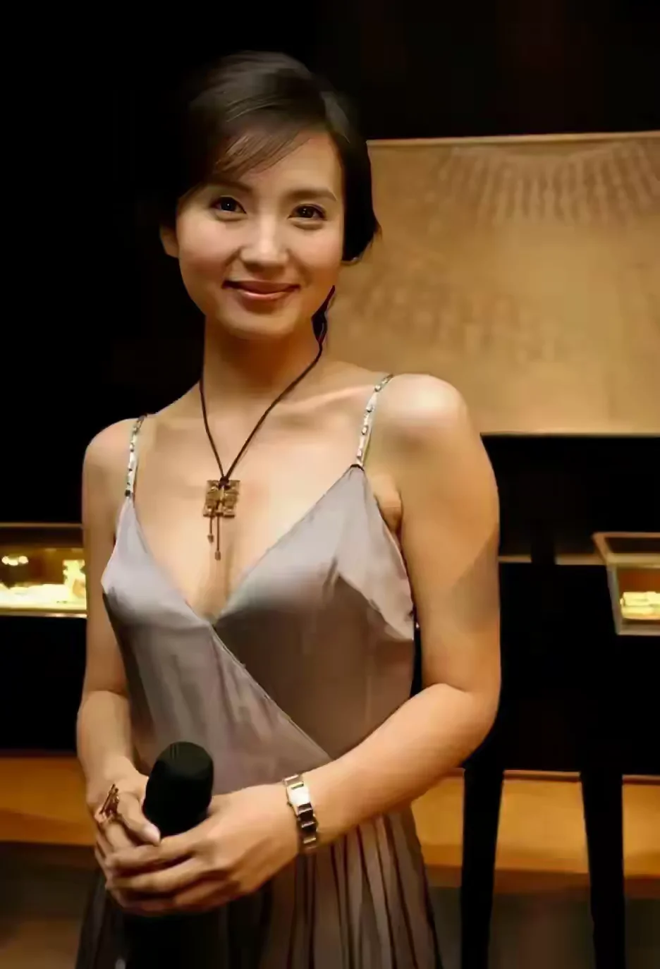 万人迷陈好：得知父亲治病尚需50万元医药费，才决定接拍《粉红女郎》
2001年，