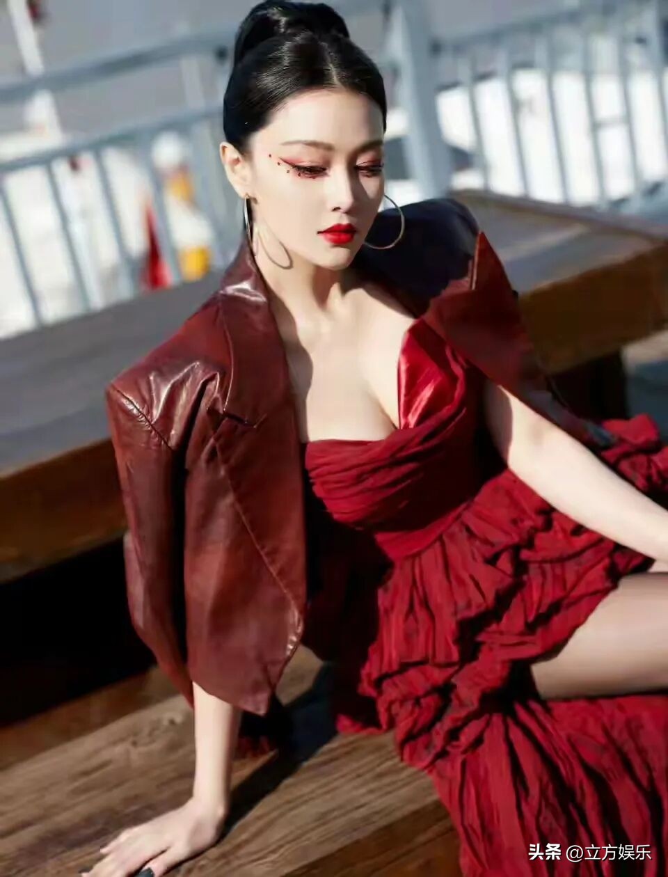 张馨予，烈焰红唇，火辣身材，性感黑丝