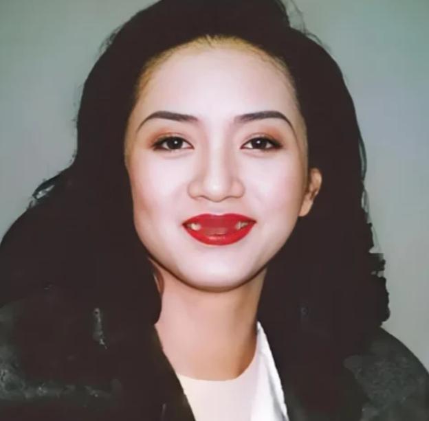 2003年12月30日凌晨，香港养和医院宣布梅艳芳走了，终年四十岁。往前数45天，她还在红馆穿着白纱唱最后一首《夕阳之歌》。下台时衬裙渗着血，婚纱里头垫着止血的东西。这事儿跟咱们最要紧的关系，不是巨星没了，而是她早在两年前就摸到了活命牌，自己没接。
别被台上那身白纱蒙了眼，底下渗血的衬裙才是这场体面