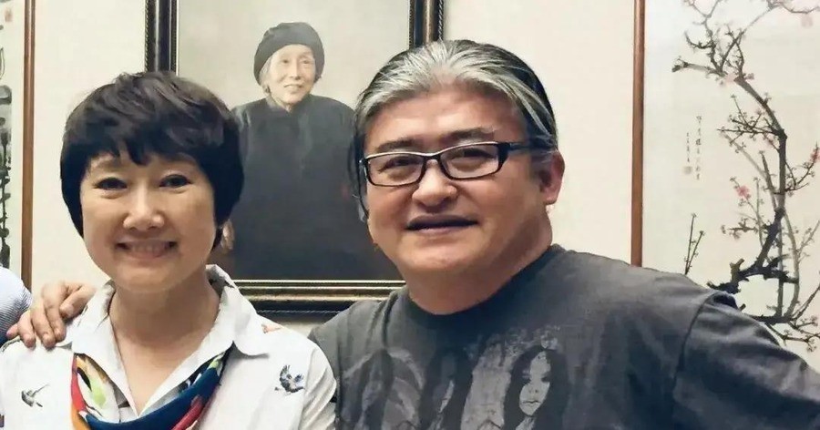 63岁刘欢最后一条微信永远没回，妻子朋友圈一句话看哭全网，2000万捐出去连热搜都不买，这个娱乐圈最干净的人安静地走了
9月26日，袁娅维在微博连发266个“心碎”表情，配文只有四个字：“这不是真的。”
一天后，她在洛杉矶巡演舞台上唱到一半突然崩溃，对着台下说，自己没有来得及抽出更多时间去看看刘欢老