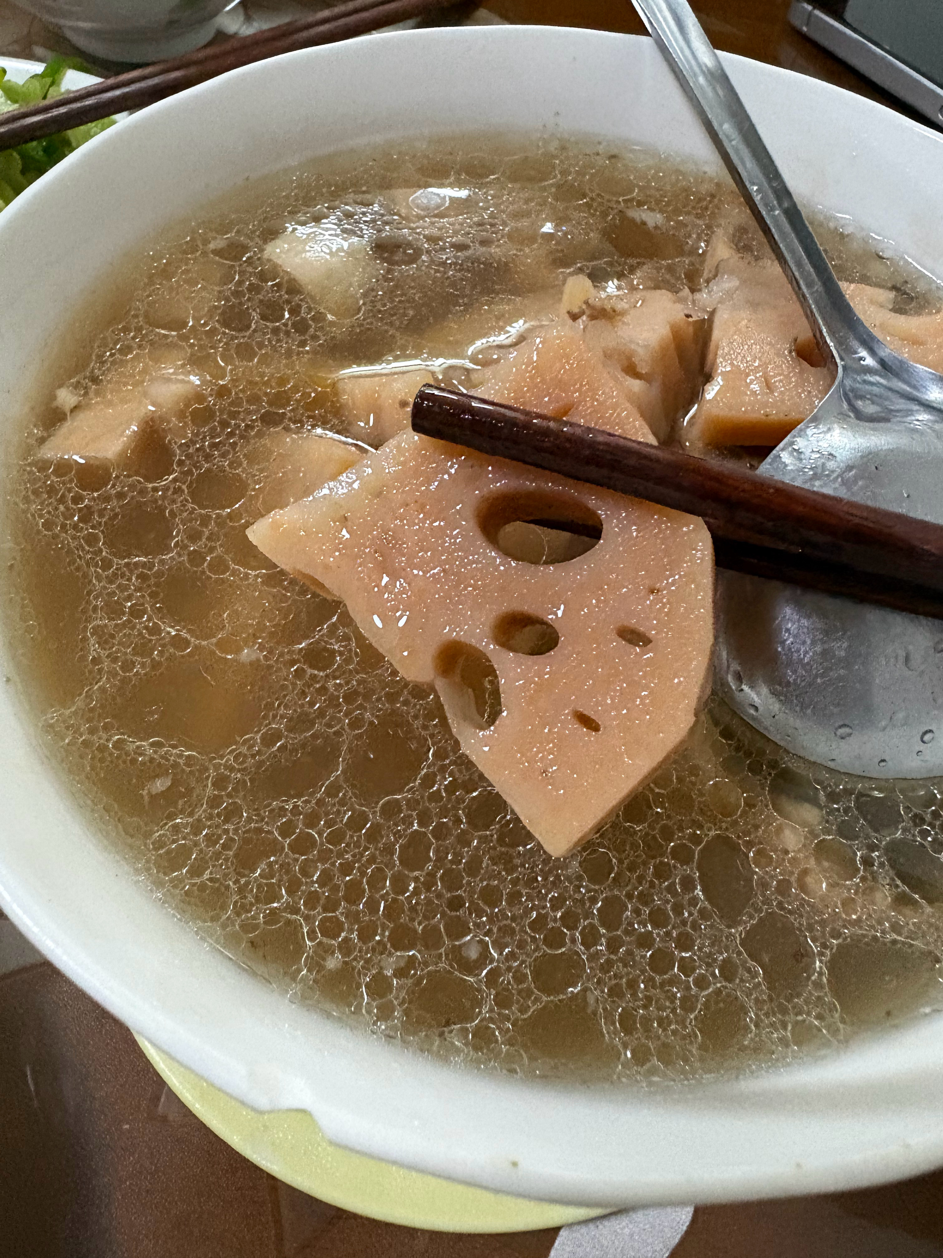 带回来的最后一节湖北藕所有烹饪方法用尽不拉丝但它是粉藕就是不够粉差远了 ​​​