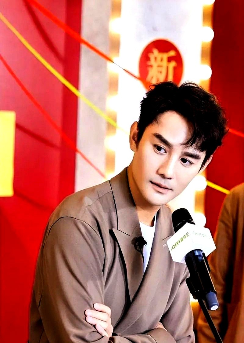 王凯一句话，把全网催更《我们战斗吧》第二季的念想彻底掐断了。

面对镜头他直摆手说绝不录了。原因很现实：大家都老了，凑不齐，也找不回当年的味儿了。

他掰着指头盘算这帮兄弟的现状。王嘉尔那烫嘴的普通话早练顺溜了，井柏然如今走气质路线，杨烁摇身一变成了导演。当年这帮人在泥坑里打滚、毫无包袱的疯劲，早就