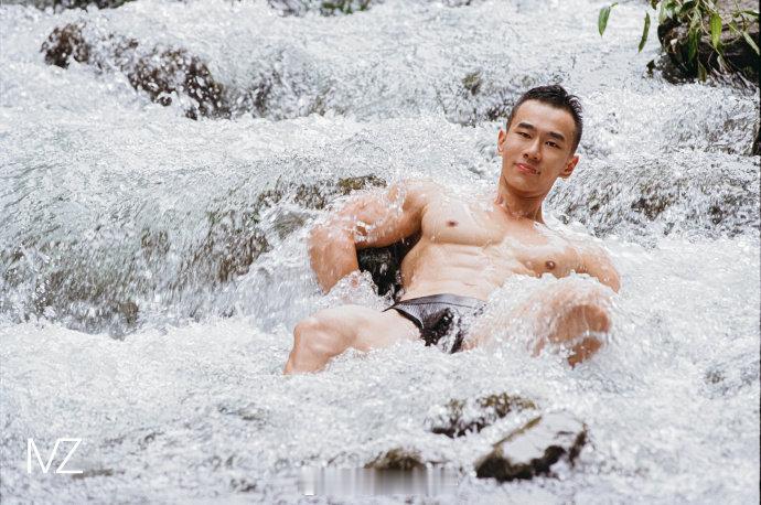 肌肉健仕 摄影： 出镜： [超话]​