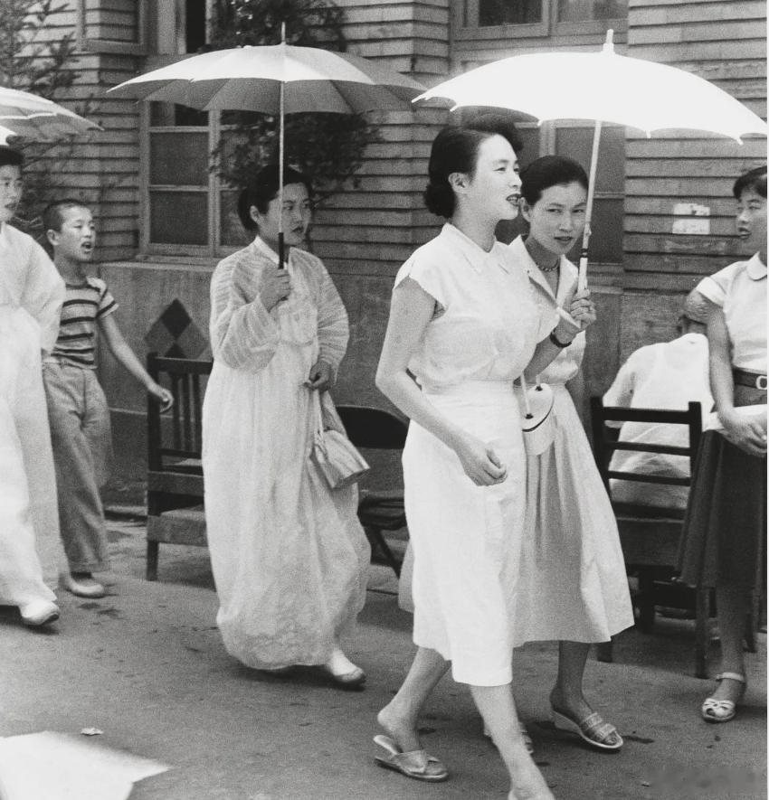 1958年 汉城（首尔） 穿着夏日时装与韩服的妇女 ​​​