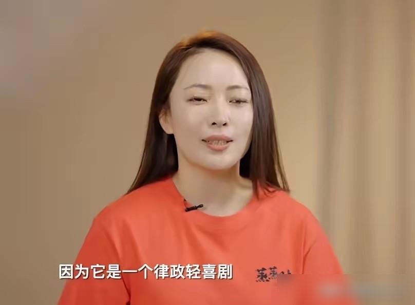 女导演拍东北喜剧，第一件事就是把雪景全删了。
姚婷婷把镜头怼进沈阳澡堂子二楼，一个草根律所就开在热腾腾的水汽上头。王皓、高叶、韩东君，没一个端着演，台词全是即兴碰出来的，跟街边唠嗑似的。
三百多个沈阳实景点位，不拍冰天雪地，专拍菜市场、老小区、澡堂子门口的光膀子大爷。她说东北的幽默不在段子里，在