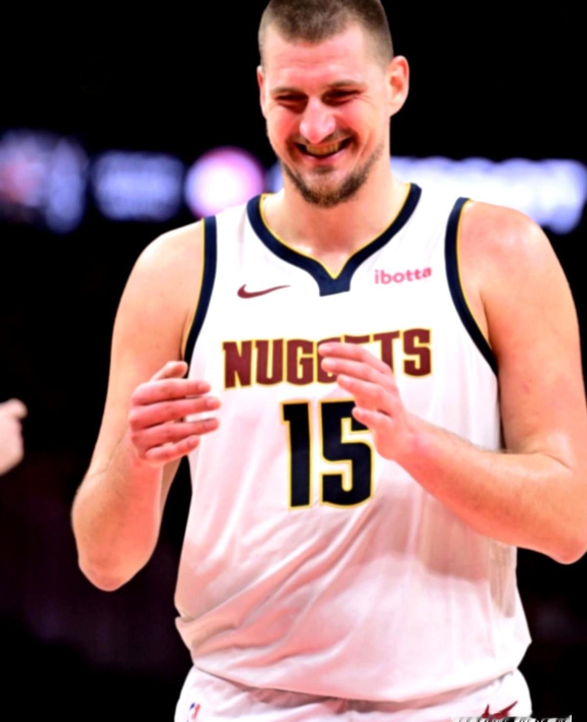 现役NBA里，能挤进历史前十中锋的，满打满算只有三个人。

贾巴尔6冠6MVP，拉塞尔11个戒指，张伯伦单场100分，奥拉朱旺盖帽王，奥尼尔扣碎篮板。这五座大山摆在前面，门槛高得吓人。

现在放眼望去，约基奇靠着3个MVP和总冠军，硬生生砸开了一条血路，提前拿到入场券。恩比德手里攥着MVP和得分王，