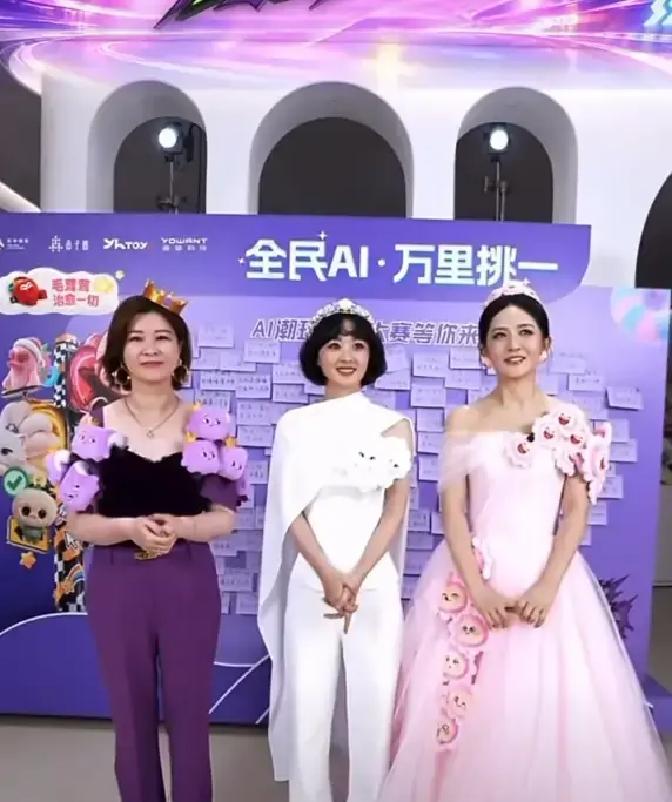 年底内娱女明星为了借高定礼服在红毯上争奇斗艳，赵丽颖倒好，直接给自己放了近两个月的大假，完全不见人影。
好不容易露个面，居然没去穿华服走红毯，而是跟谢娜、杜华坐在一起，素素净净地在直播间里摆弄潮玩玩具。
网上一下子炸了锅，不少人甚至替她着急，觉得好不容易熬成视后，不抓紧多曝光维系身价，反而跑去搞