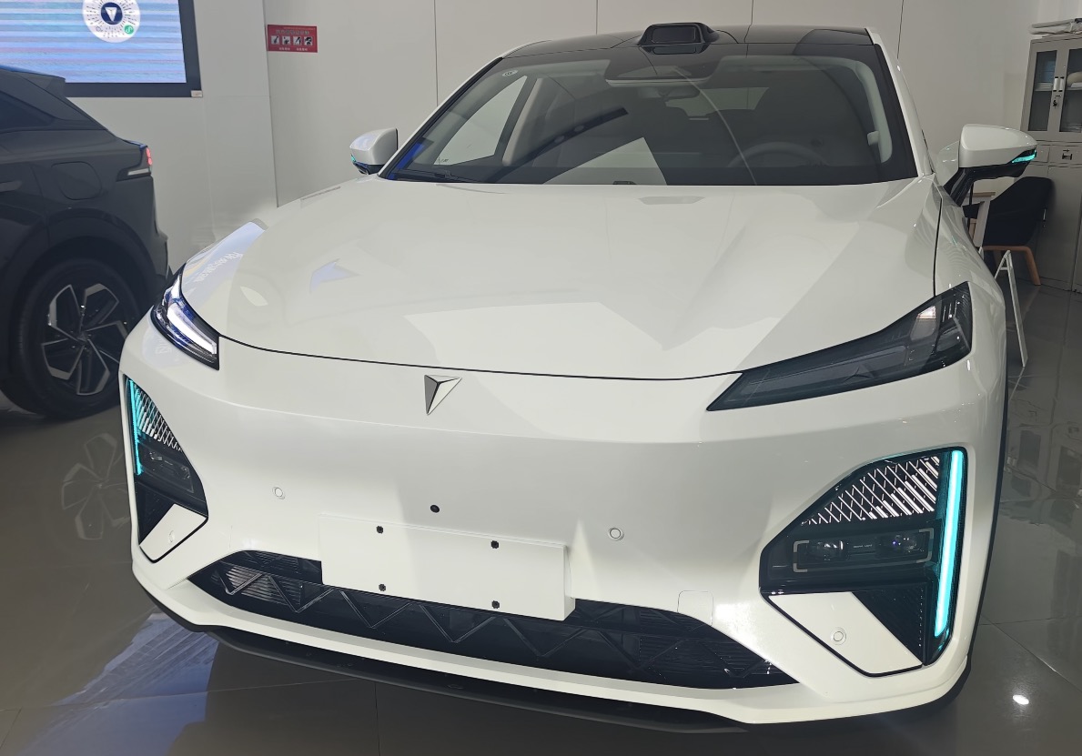 新款深蓝S07爆料总结，三电：800V‑6C超充，续航600‑725km，FSD悬架
智驾：华为ADS4 Pro，激光雷达，智驾免费
内饰：8295P，增仪表+后排小屏，座椅加热按摩
外观：半隐藏门把手，新配色，9.28上市，还有什么没说到的吗？长安汽车