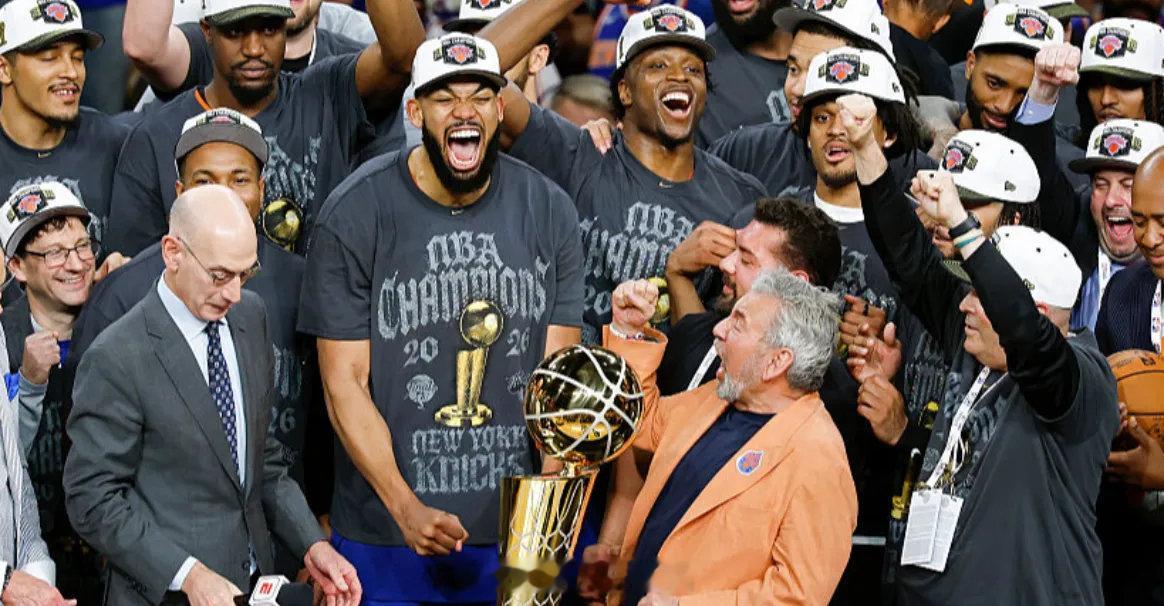 据ESPN薪资专家鲍比-马克斯报道，唐斯和哈特本有机会在赛季前同时与尼克斯达成续约，同时还能将球队薪资保持在二档土豪线以下。但尼克斯老板詹姆斯-多兰因不满唐斯近期将分歧公开化，迅速叫停了双方的续约谈判。 ​