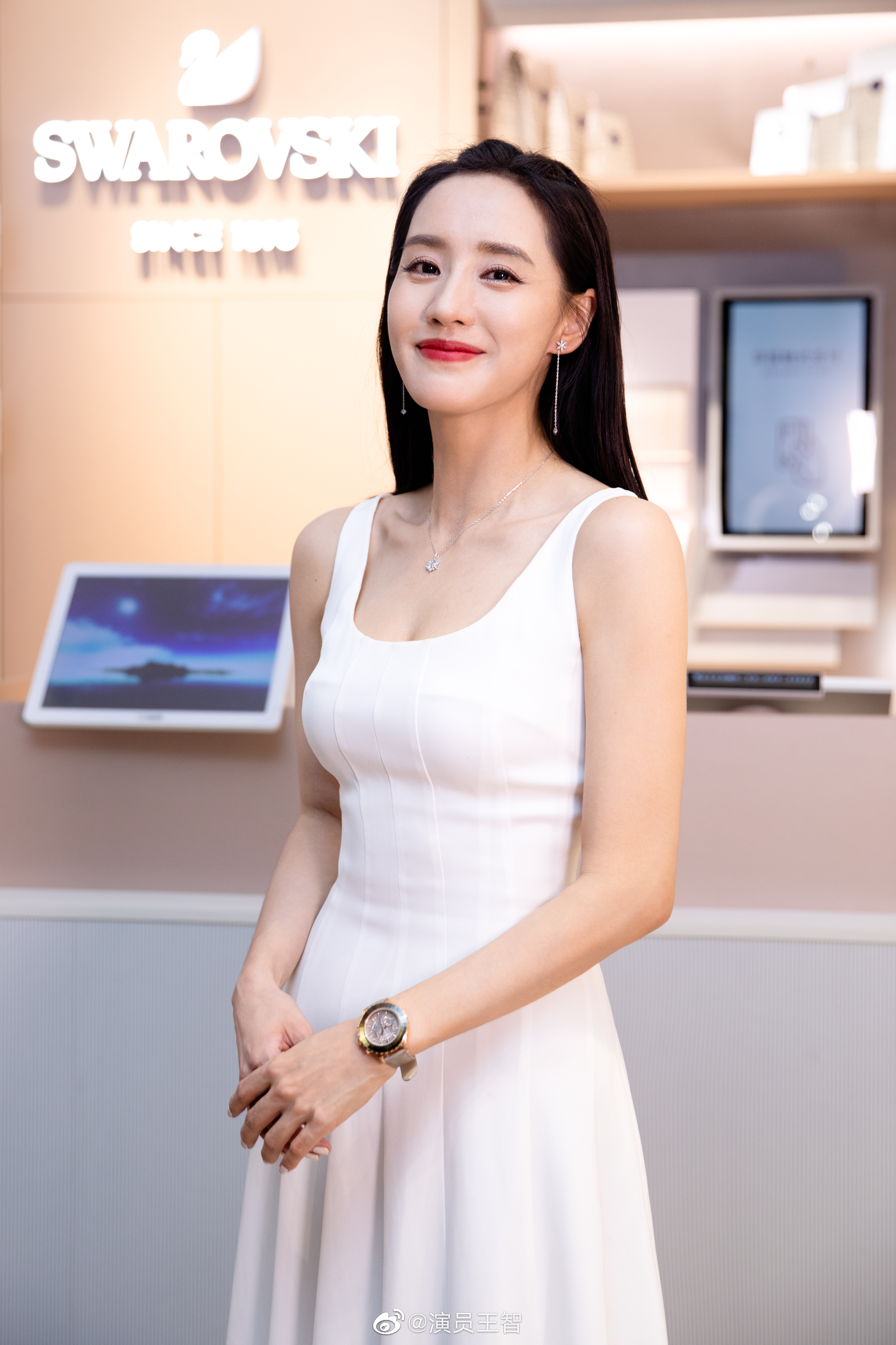 王智穿白色長裙秀性感身材 笑容甜美優雅迷人-圖2