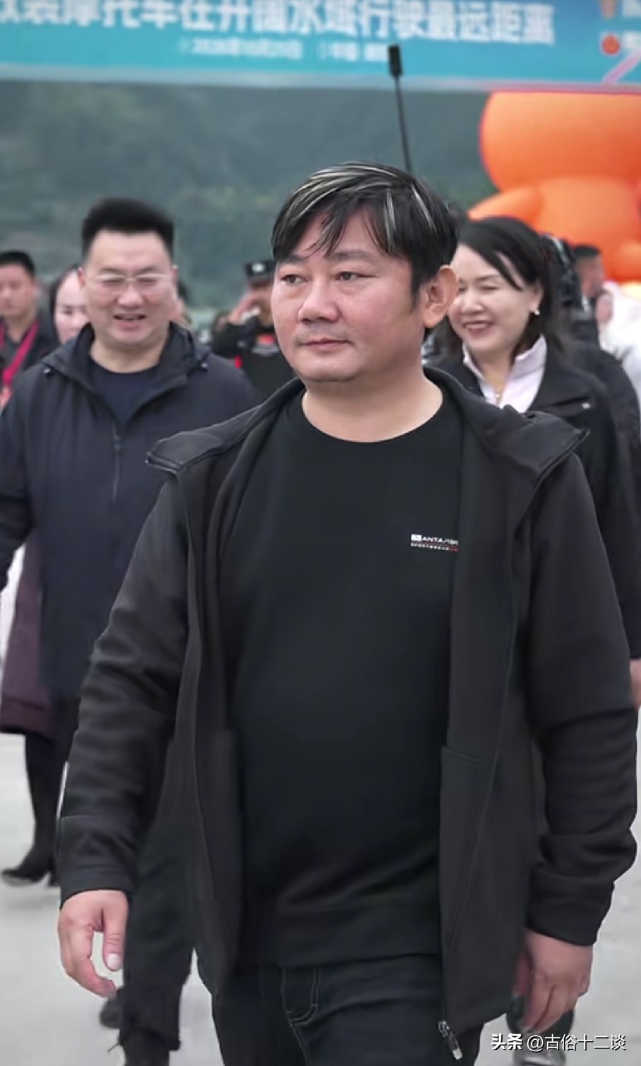 看看张雪现在这排面，当地县委书记、一众领导亲临挑战现场，
不愧是上过央视的，大丈夫就应该如此，能吃苦，能奋斗。

领导们都过来支持，亲自换装机车服为张雪站台助威，

20年前骑着一个破烂小摩托到现在，这么多年，吃过多少苦，只有他自己知道。

不过网友也会调侃，张雪什么苦都吃过，唯独没有吃过爱情的苦。