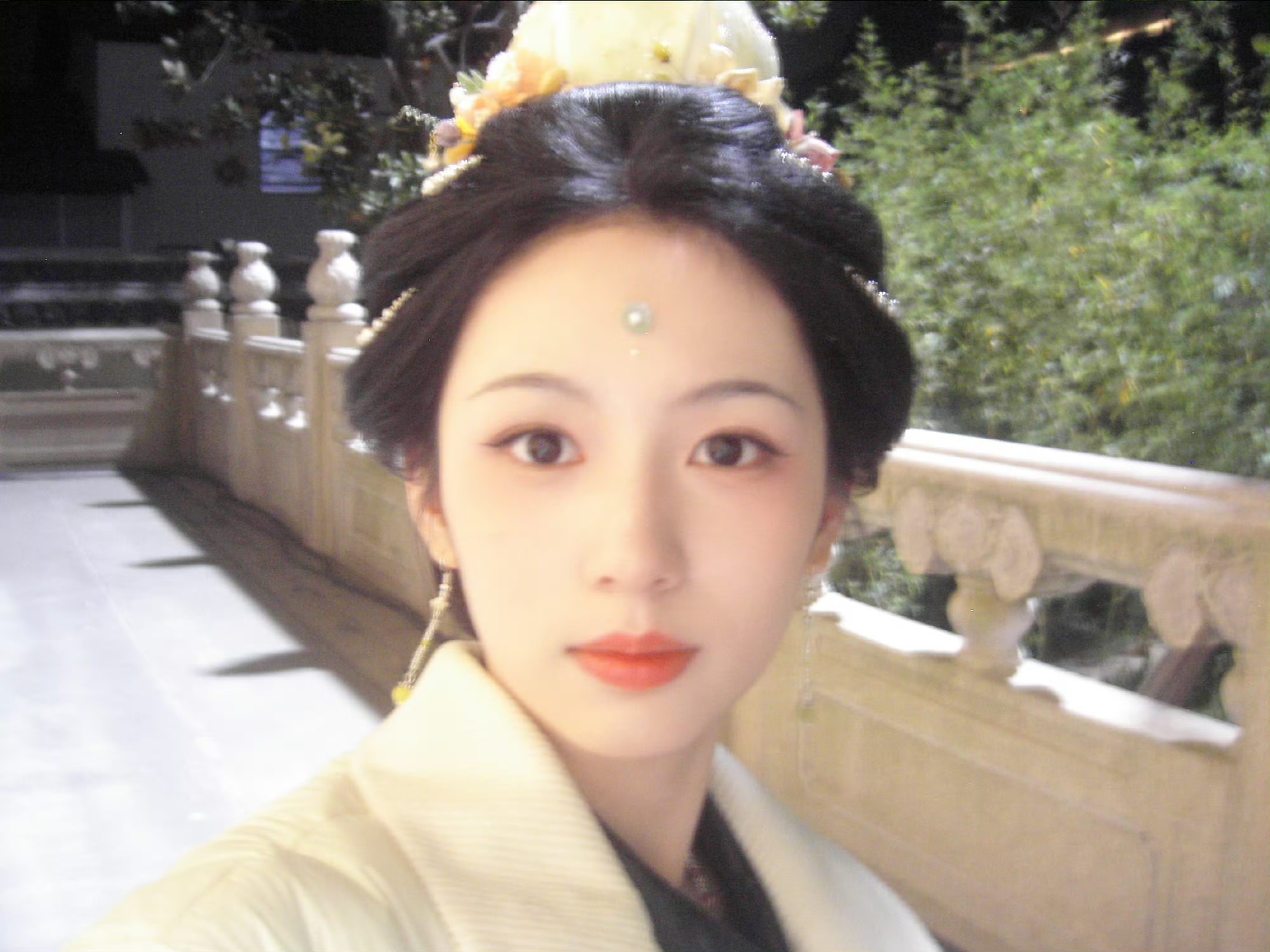 《一瓯春》新角色镜像照一出，周也这左右脸几乎完全重合，网友封她为“建模脸”。不是滤镜，骨相本身就抗打。

有人感叹“人类能有如此完美的脸”，也有人说“美到不真实”。仔细想想，我们平时照镜子，左右脸总有点差别，那才是活人的样子。偏偏周也这张脸，长成了理想模板。

周也的五官精致锐利，骨相棱角分明，可甜