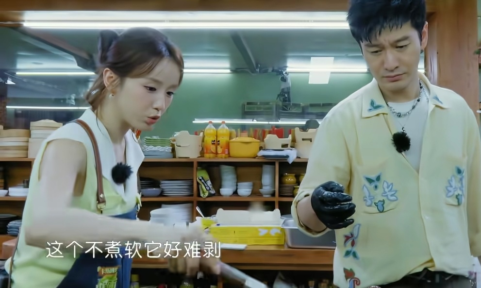 黄晓明不放心全程盯着张雅琪干活，黄晓明下意识的反应让人替张雅琪尴尬，张雅琪：“等水再开一点了再放。”黄晓明：“没事，你就放吧，它这个不是说非得水开了再放，就是煮这个皮而已。”
黄晓明之所以不放心是因为前面煮番茄的皮，本来煮完应该很好剥皮的，结果张雅琪没煮好，黄晓明剥皮的时候，老费劲了。
因此要煮百香