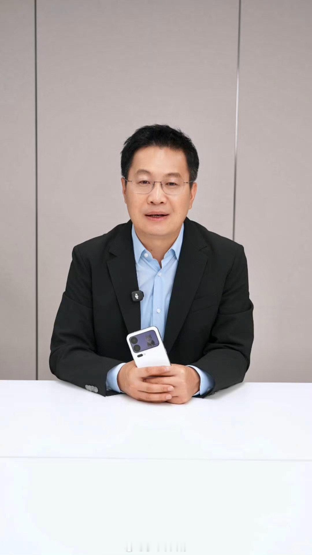 #小米18Pro真机首曝#小米18Pro真机出来了，两个细节挺实在：边框确实窄，直屏看着干净；后置镜头终于和背屏做平了，上代那个凸起硌手的问题解决了。 
背屏还能AI生成应用卡，煮蛋、喝水打卡、抽签决定吃什么都行。9月底发布，等等党再等等。#小米[超话]# 。 ​
