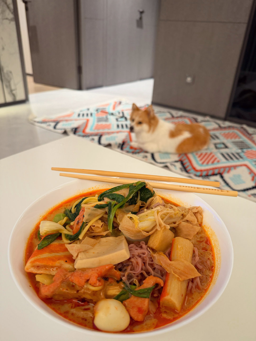 我回天津，吃的第一顿饭是麻辣烫，下载了美团，点外卖，鼓捣了半天才弄明白这个麻辣烫该怎么选，吃完当天夜里就串稀了，跑了三四次厕所！[笑cry] ​