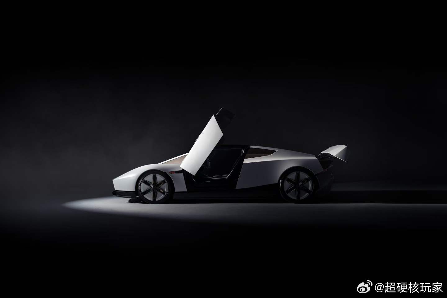 #特斯拉Roadster2##特斯拉Roadster意向金33.2万#
特斯拉 Roadster，三个版本
⚡ 性能版：<1.6s
⚡ 冲刺版：<0.9s（2.8G）
⚡ 火箭版：<0.59s（4.8G）
火箭版会喷气，真的能飞
#特斯拉Roadster真的会飞# ​