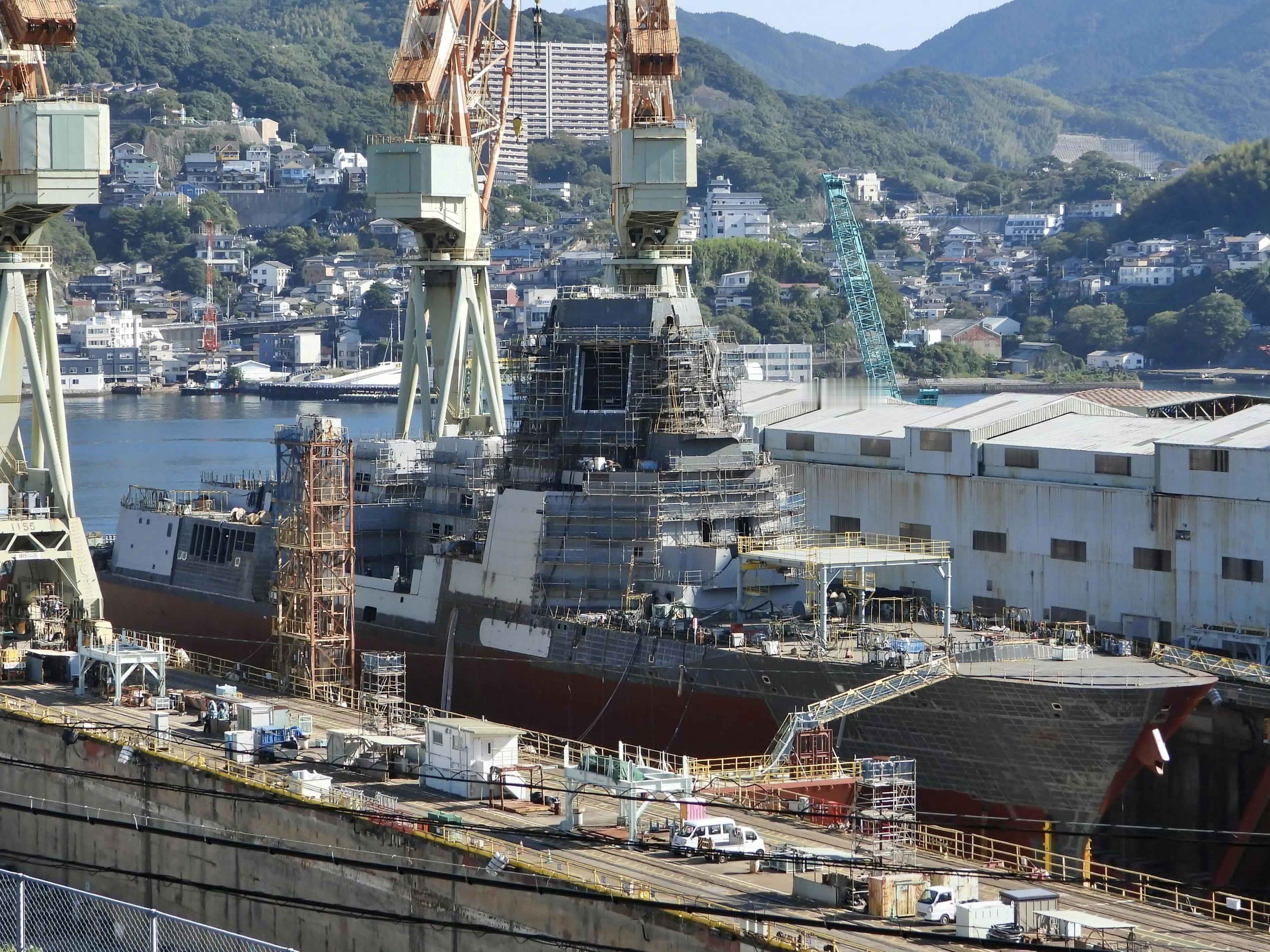 #亚太装备动态# 日本军工最新宙斯盾导弹驱逐舰的现场图片，有一点不能否认，这艘军舰下水后，将是目前世界上排水量最大的新一代军舰。预计到那个时候，日本媒体和一些媒体会高潮一段时间。
不过，根据目前路边社的消息，日本人高兴不了几天。因为有一型更大更先进的军舰已经在建造中。
另外补充一点， ​
