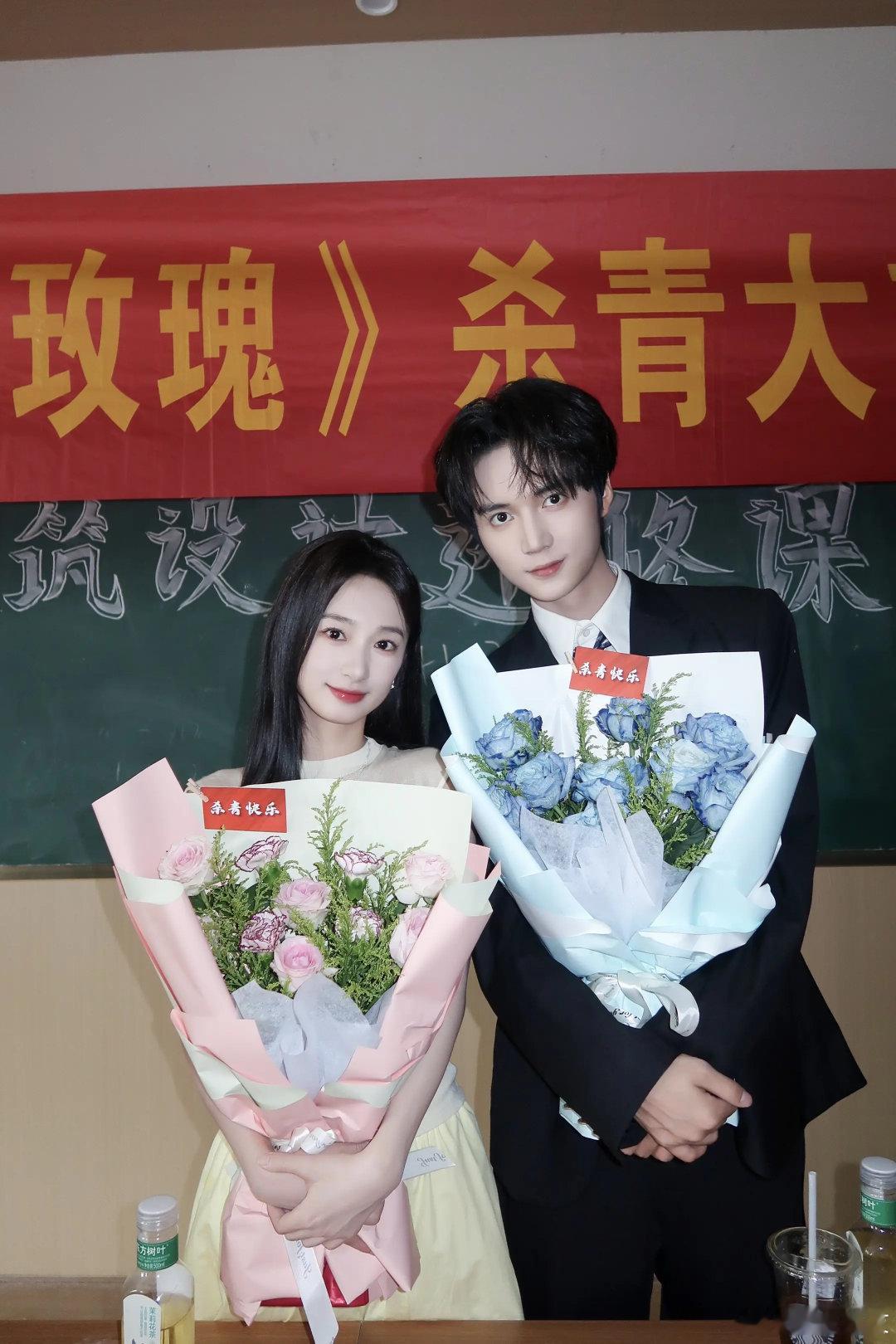 谭盐盐 王培延《小狗嗅蔷薇》杀青照 ​