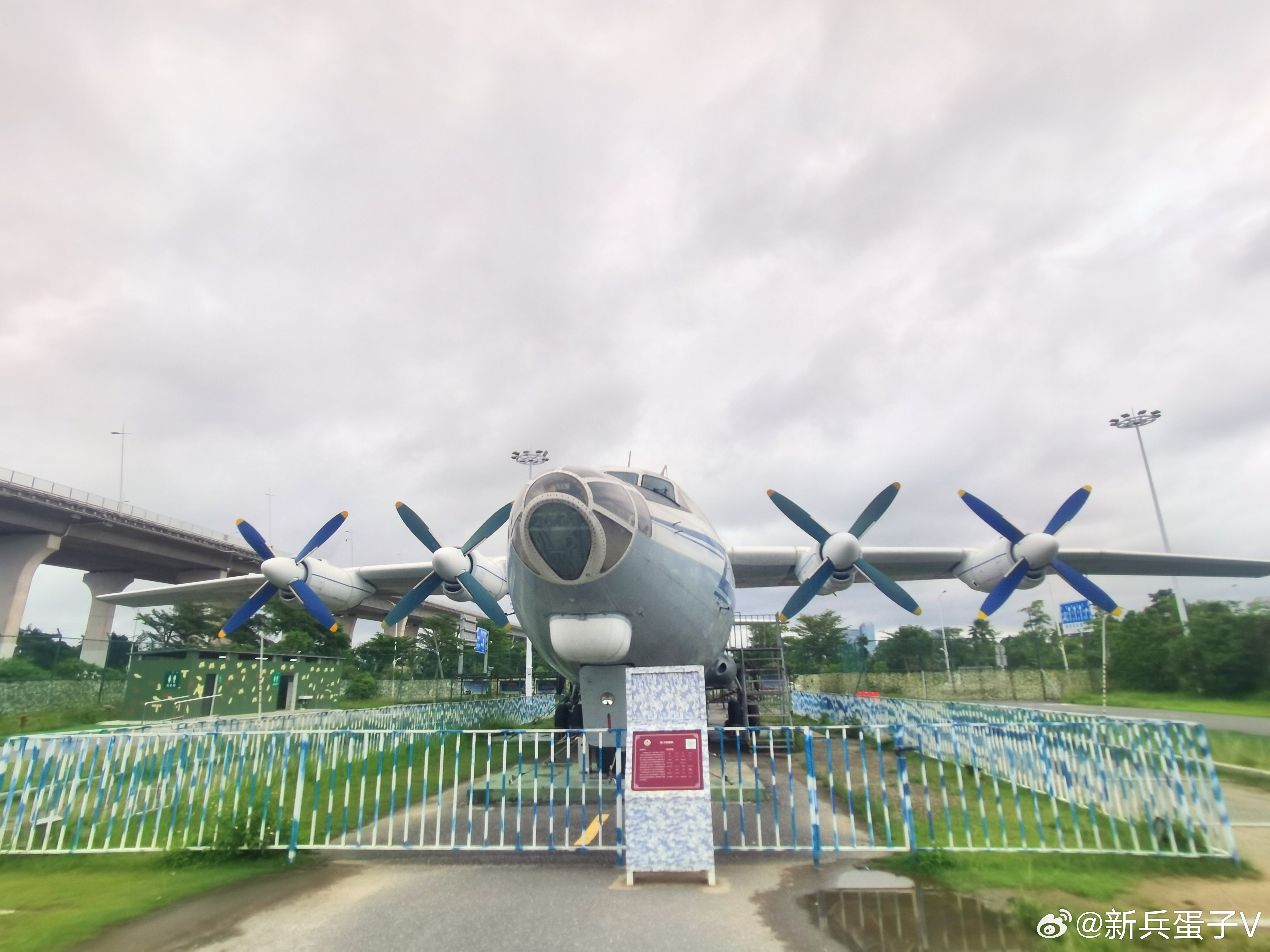 运-8运输机(代号：Y-8)是中国航空工业陕西飞机制造公司研制的四发轮...