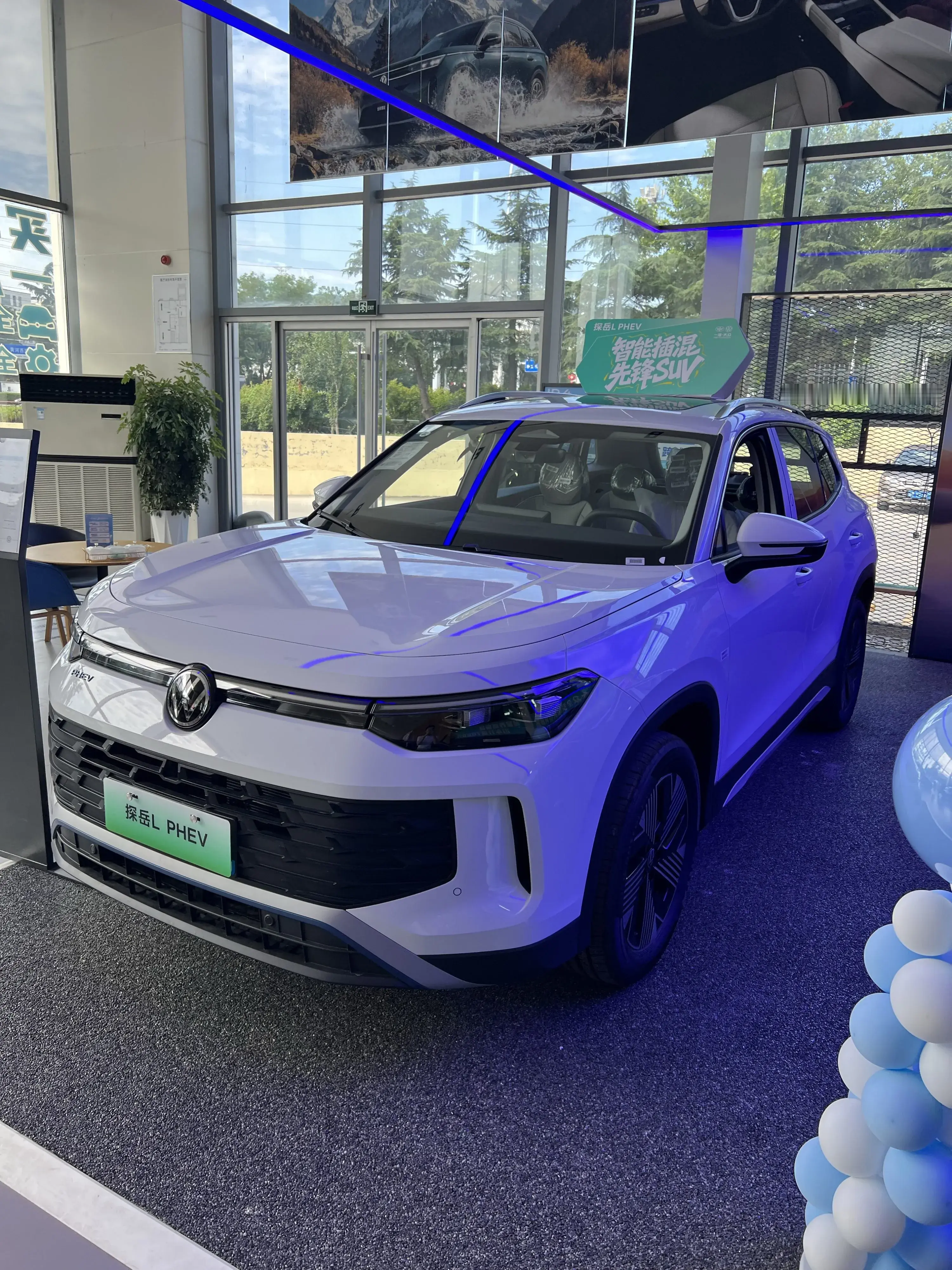一汽-大众探岳L PHEV，以黄金能效引领绿色出行新风尚。其搭载的黄金超混技术，融合1.5TEA211EVOII混动专用发动机，动力澎湃且能效卓越，双电全域超混架构下，超1400km综合续航让全场景出行无忧。黄金驾控方面，4种驾驶模式无感切换，尽享