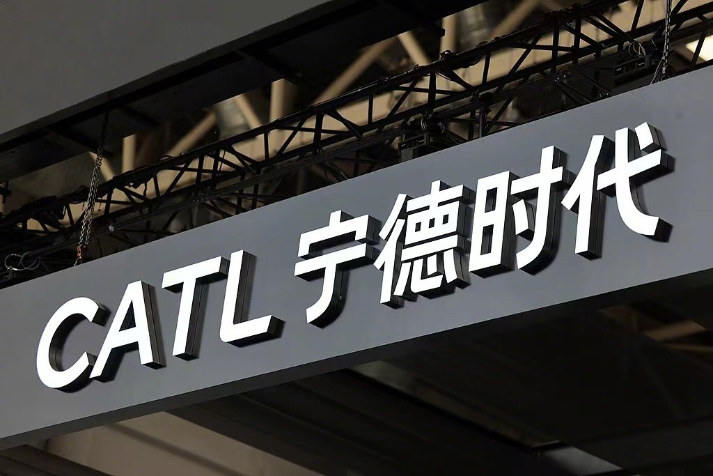 ​【动力电池进入了“消费者信任时代”】根据尼尔森最新发布的动力电池报告，动力电池已真正进入了“消费者信任时代”。数据显示，​#四成中国受访者称非宁德时代不选#，有39%的中国消费者表示，如果意向车型没装宁德时代电池，就会放弃购买；更有高达76%的消费者愿为优质品牌电池支付额外费用。

不仅是国内，在全球受访者心里，提到动力电池，第一个想到的也是宁德时代。为什么会有这么高的品牌信仰？归根结底还是用户关心的“安全、寿命、充电速度”，宁德时代都给足了安全感。可以说，“宁德品质”不仅成了车企最好用的定心丸，也成了消费者闭眼选的底气。