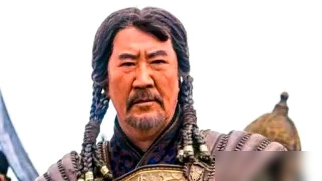 “成吉思汗”的扮演者，被传全家跑蒙古国了？妻子直接甩出真相。
巴森扎布，演了一辈子草原英雄，最近去乌兰巴托看孩子，顺便参加个大学文化交流。结果当地学校给了个“荣誉博士”，合影一传上网，立马变味了：移民了，定居了，国籍都改了。
逼得妻子萨仁高娃亲自发文辟谣：就是短期探亲，人还是中国籍，别瞎传了。